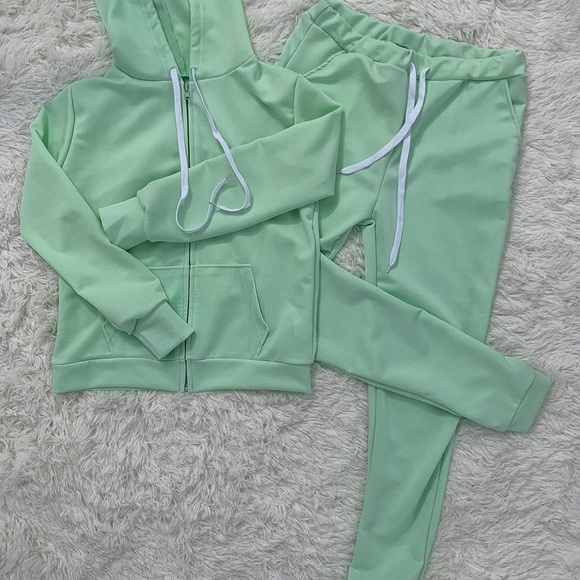 Jogger Set - Picture 2 of 11